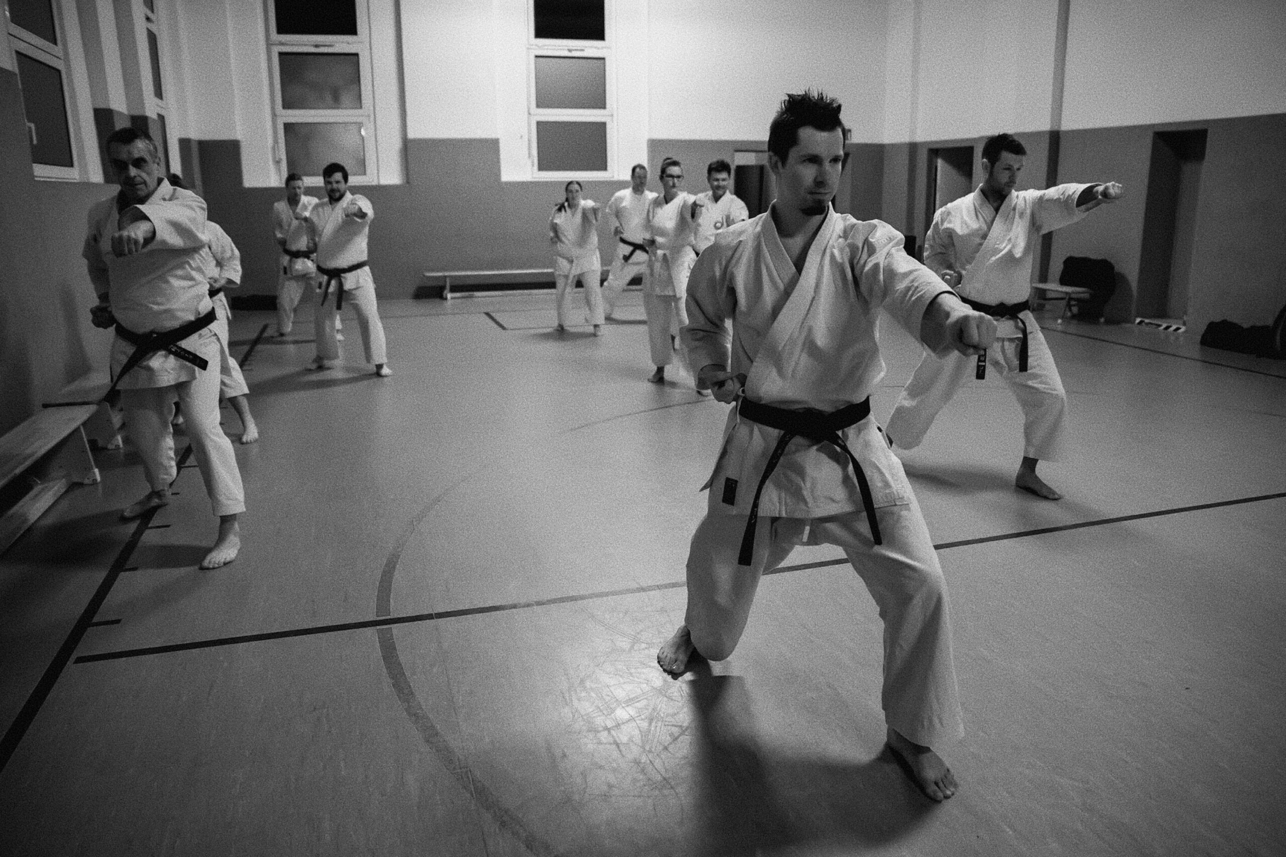 Trainingsgruppe in der Turnhalle in Zenkutsu-dachi